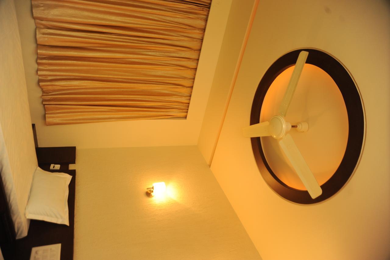 Tulsi Motel Nadiād Exteriör bild